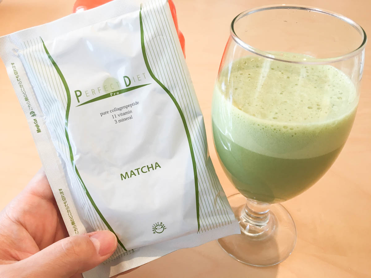 美容液ダイエットシェイクの抹茶味を試飲した写真